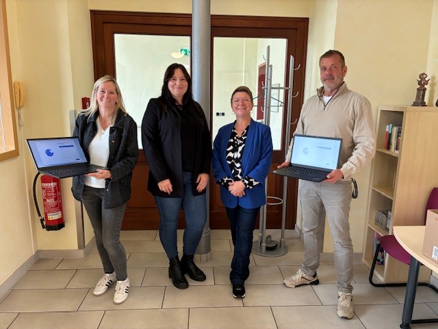 Übergabe der gespendeten Laptops an das Albert-Schweitzer-Familienwerk Sachsen-Anhalt e. V.