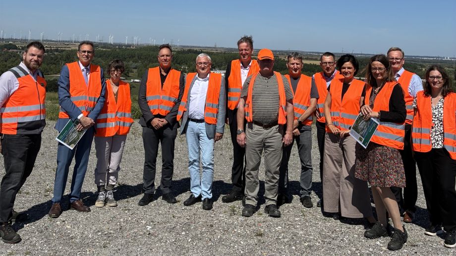 Minister Michael Richter und Staatssekretär Rüdiger Malter mit Vertreterinnen und Vertretern der MDSE auf der Hochhalde Schkopau